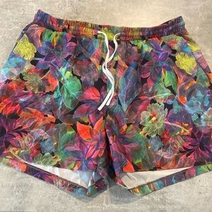 Lulu Multi Colo Pool Short
- 5” Inseam 
- Size Large